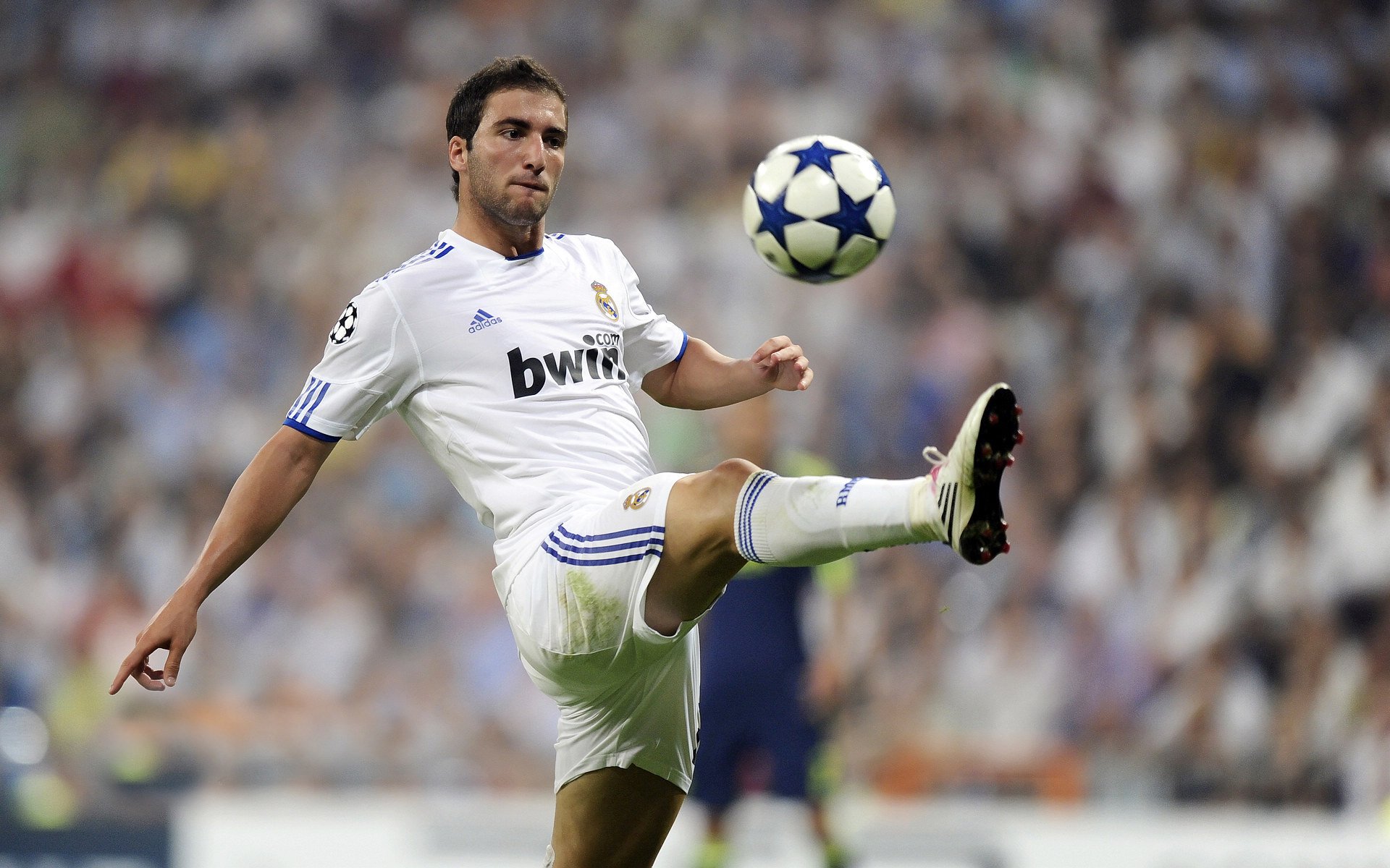 开云体育在线-欧冠淘汰赛之夜，小贾伦展现巨星价值，当沉默的火山在绝境中喷发